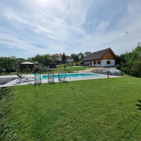 Akacfa Vendeghaz Tatil Evi *